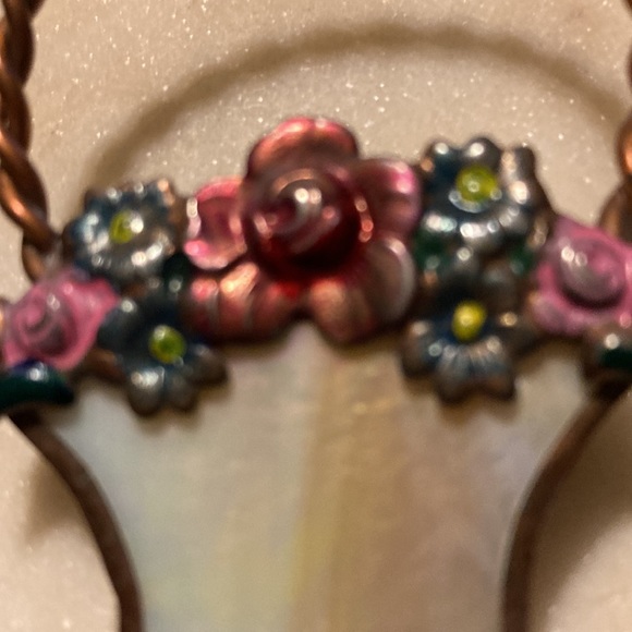 Vintage basket of flowers brooche - Picture 5 of 9